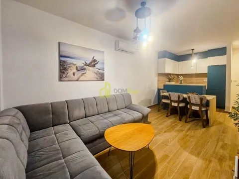 Dnevna soba sa garniturom, stočićem i trpezarijskim dijelom u nastavku. - image 3