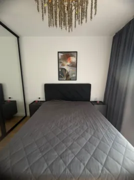 Moderna spavaća soba sa bračnim krevetom, garderoberom i ukrasnim lusterom. - image 7