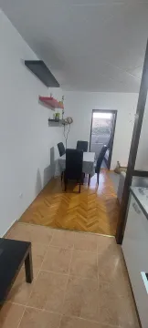 Trpezarija sa stolom i stolicama povezana sa dnevnim boravkom. - image 7