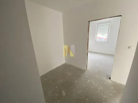 Prazna prostorija u neopremljenom stanu u izgradnji. - image 6