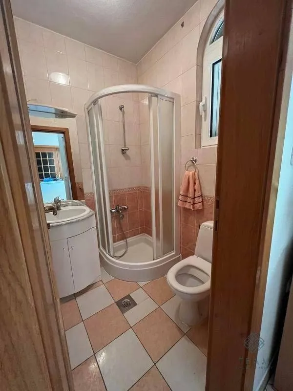 Izdavanje, kuća, 400m², Zlatica, Podgorica