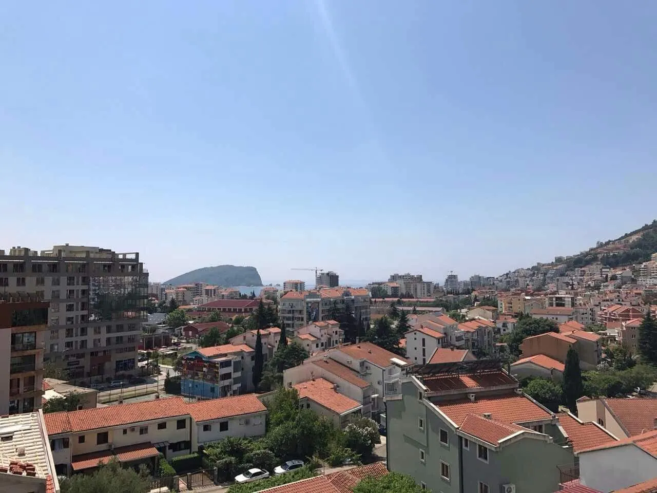 Pogled na grad sa viših spratova objekta.