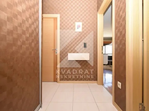 Izdavanje, trosoban stan, 100m², Blok 6, Podgorica - image 23