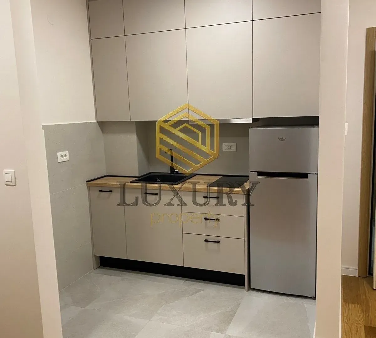Izdavanje, jednosoban stan, 40m², Central Point, Podgorica