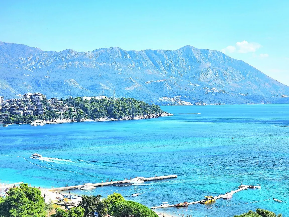 Prodaja, trosoban stan, 178m², Centar, Budva