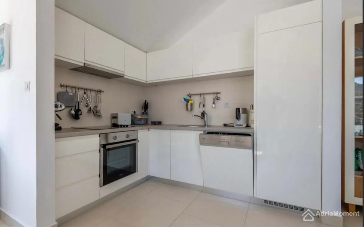 Prodaja, dvosoban stan, 90m², Morinj, Kotor