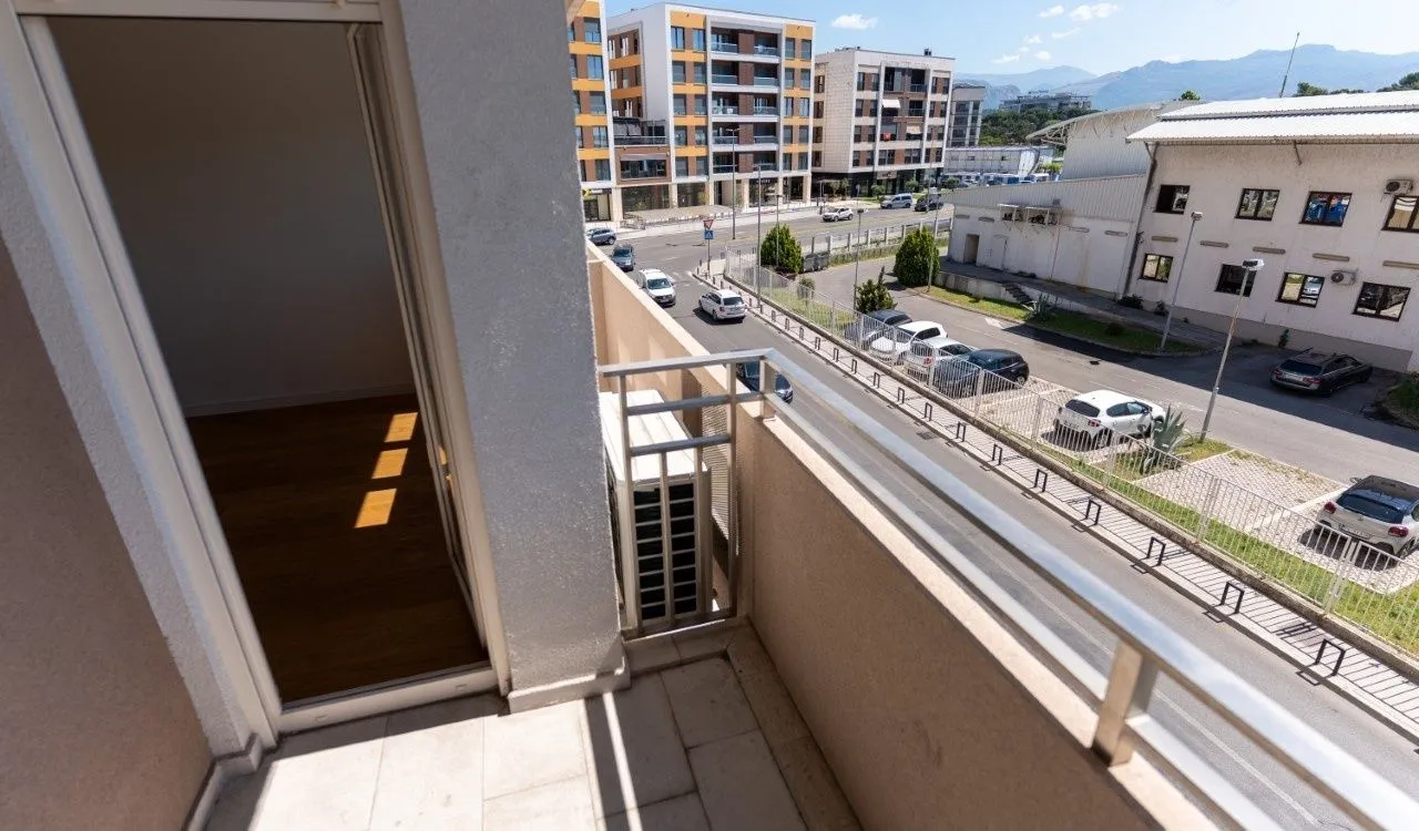 Izdavanje, dvosoban stan, 68m², Podgorica, Crna Gora
