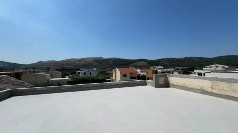Pogled sa prostrane krovne terase na okolno naselje i brda. - image 5