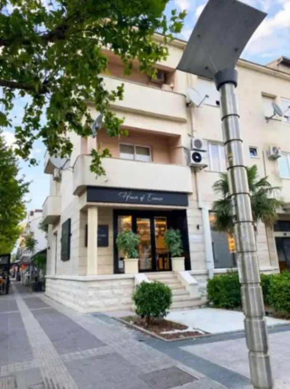 Izdavanje, dvosoban stan, 80m², Centar, Podgorica