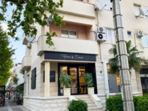 Izdavanje, dvosoban stan, 80m², Centar, Podgorica