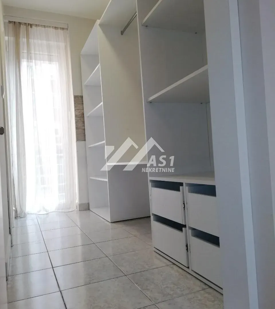 Izdavanje, četvorosoban stan, 130m², Grbavica, Novi Sad Sve Podlokacije