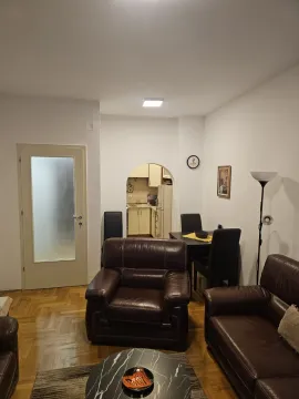 Dnevna soba sa kožnim namještajem, trpezarijskim stolom i pogledom na kuhinju. - image 2