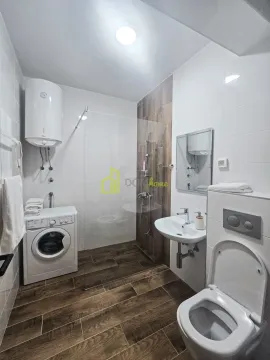 Savremeno opremljeno kupatilo sa tuš kabinom, umivaonikom, wc šoljom i veš mašinom. - image 8