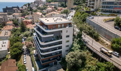 Pogled iz vazduha na modernu stambenu zgradu sa terasama i okruženjem. - image 7