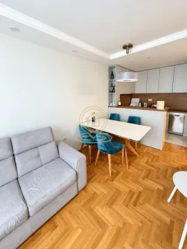 Dnevna soba sa garniturom, trpezarijom i kuhinjom u pozadini. - image 2