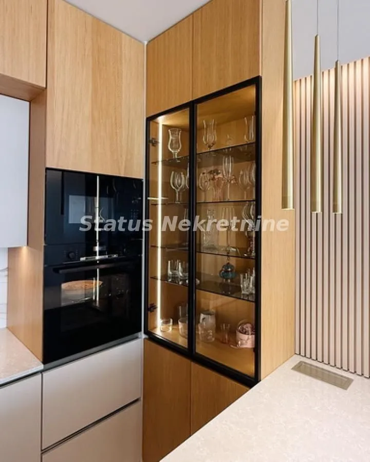 Izdavanje, stan, 112m², Centar, Novi Sad