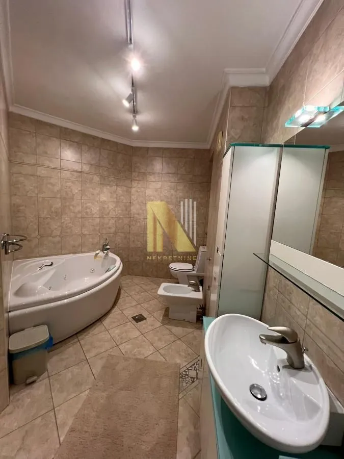 Izdavanje, četvorosoban stan, 148m², Stari grad, Novi Sad