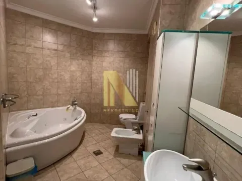 Izdavanje, četvorosoban stan, 148m², Stari grad, Novi Sad - image 12
