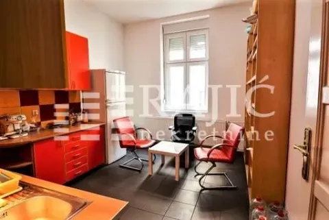 Dnevna soba sa kuhinjom i trpezarijskim stolom. - image 8
