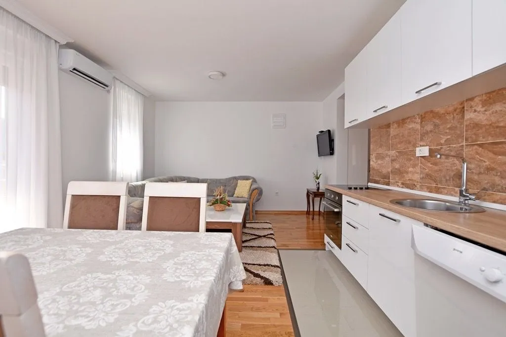 Izdavanje, jednosoban stan, 45m², Igalo, Herceg Novi