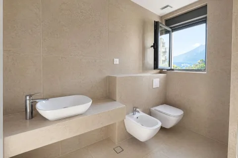 Moderne kupatilo obloženo keramičkim pločicama sa umivaonikom, bideom i WC šoljom. - image 11