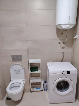 Kupatilo opremljeno toaletom, mašinom za veš i bojlerom. - image 3