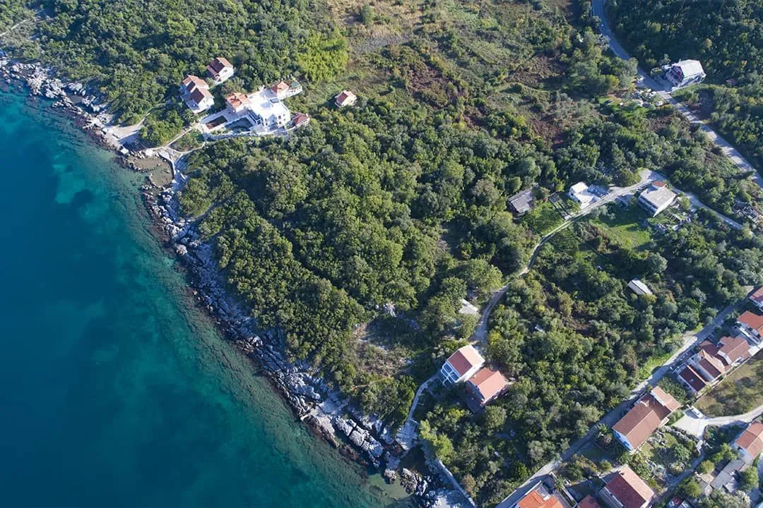 Pogled iz vazduha na priobalno naselje i okolnu prirodu.