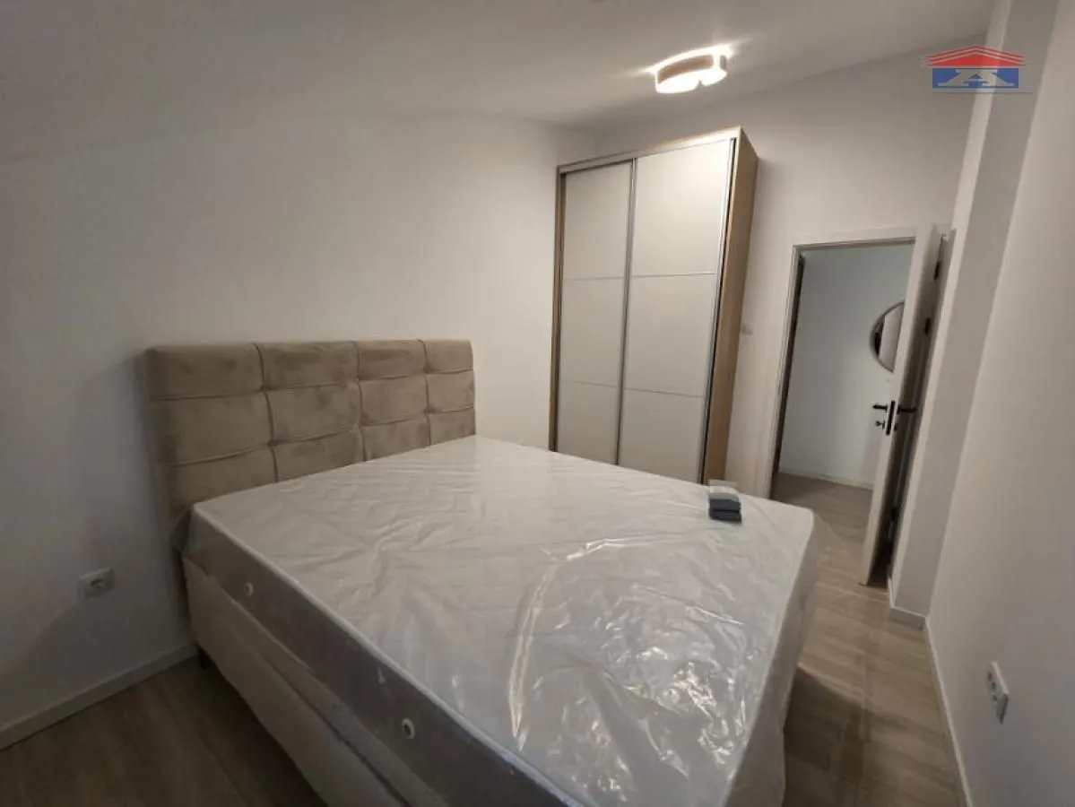 Spavaća soba sa bračnim krevetom i ugradnim ormarom.