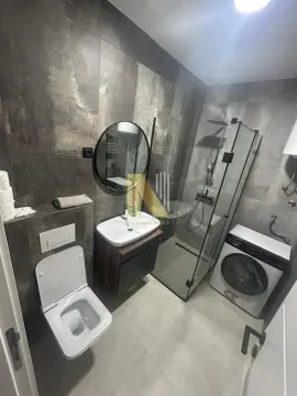 Moderno opremljeno kupatilo sa tuš kabinom i veš mašinom. - image 10