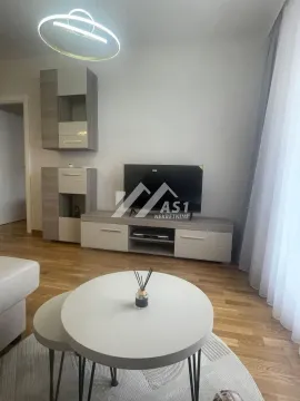 Pogled na deo dnevnog boravka sa TV komodom i stočićem. - image 2