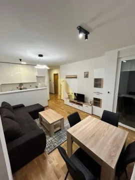 Dnevna soba sa trpezarijom i otvorenom kuhinjom. - image 8