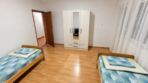 Spavaća soba sa dva kreveta i garderoberom. - image 5
