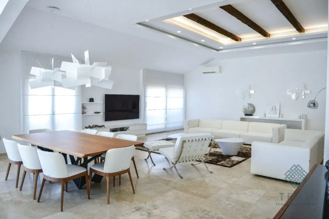 Prodaja, trosoban stan, 218m², Centar, Budva