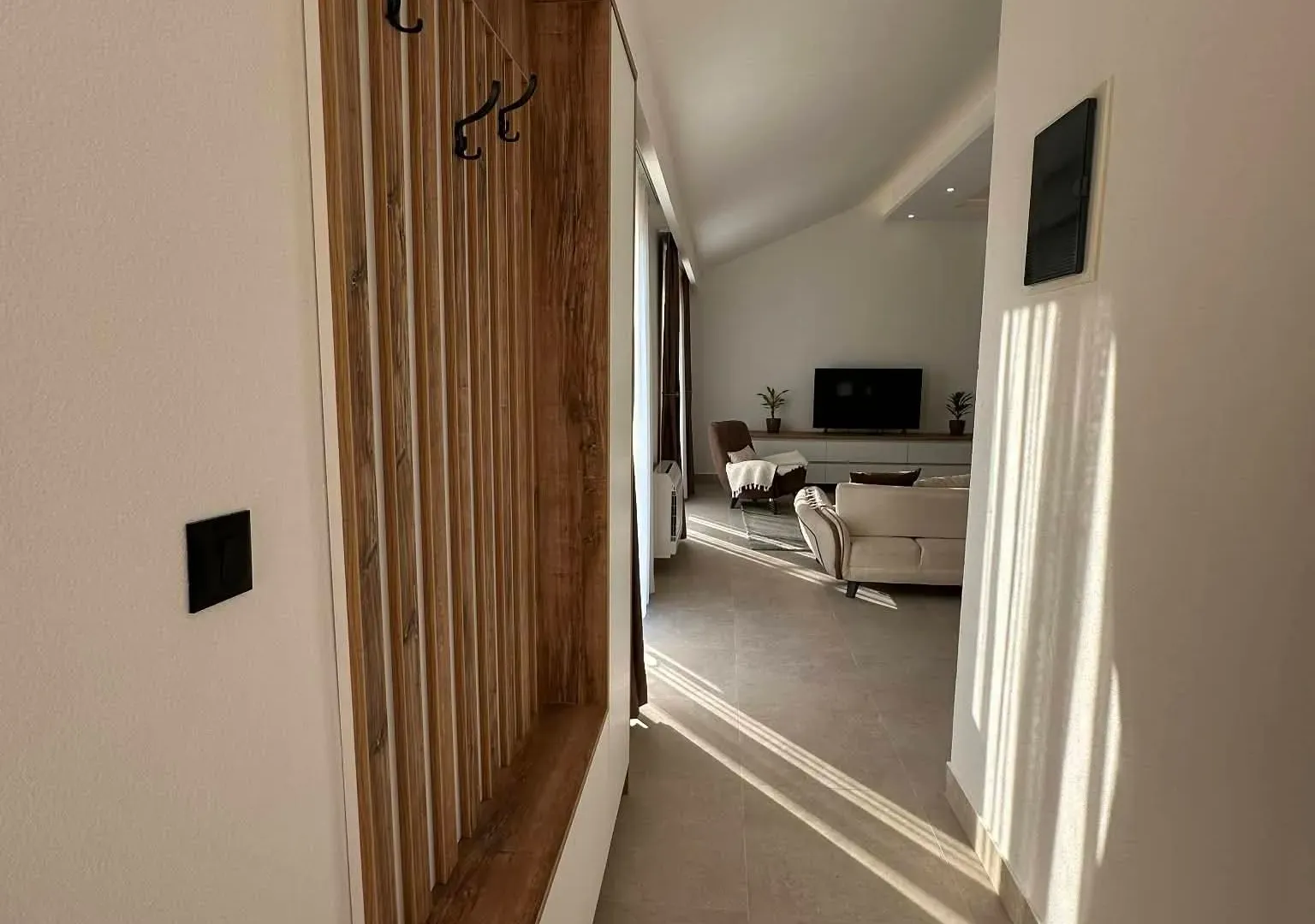Izdavanje, dvosoban stan, 90m², Seljanovo, Tivat