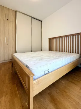 Spavaća soba sa drvenim krevetom i ugradnim ormarom. - image 6