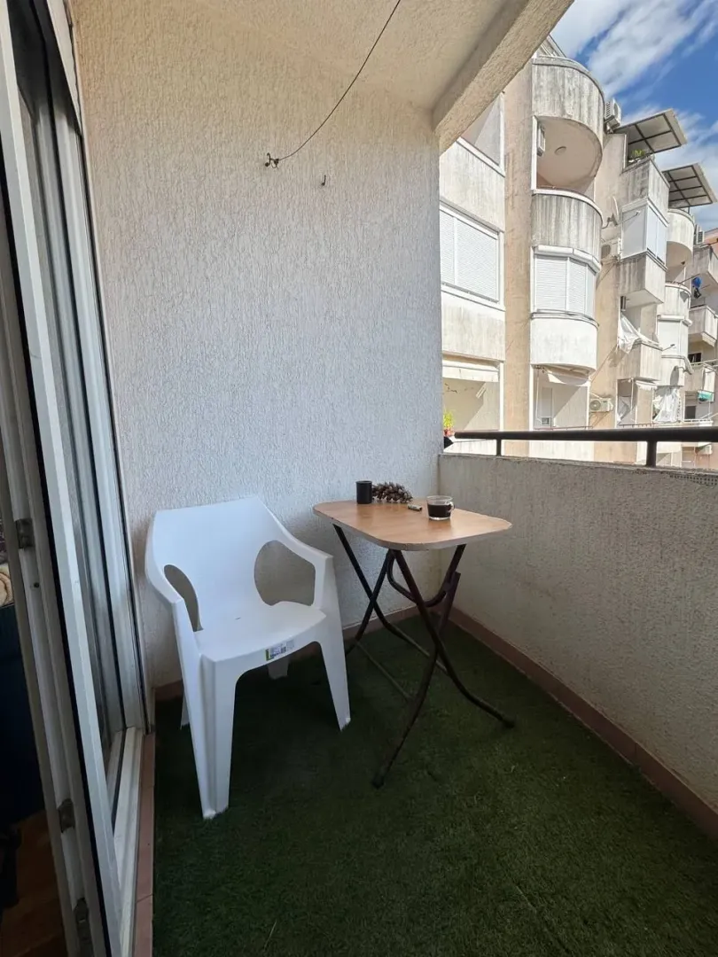 Manji namješteni balkon sa stolom i stolicom.