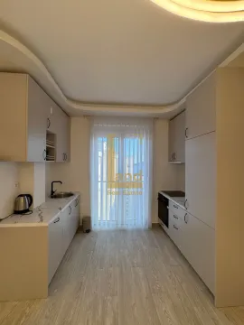 Moderna kuhinja sa svijetlim elementima i ugrađenim kućnim aparatima. - image 2