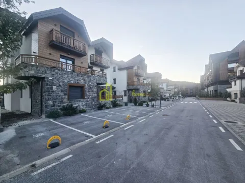 Pogled na ulicu i fasadu modernih zgrada sa obezbijeđenim parking mjestima. - image 8