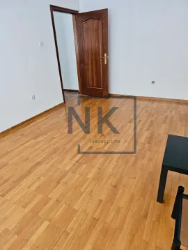 Prazna soba sa parketom i drvenim vratima. - image 3