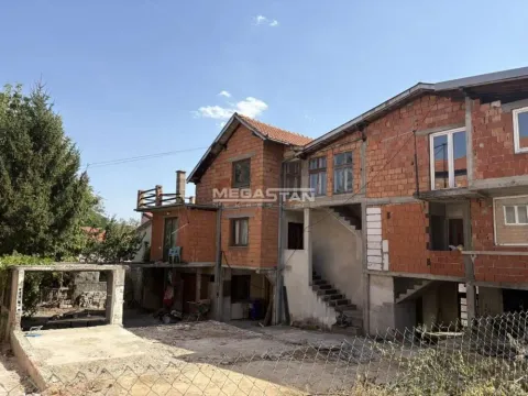 Pogled na spoljašnjost kuće u izgradnji sa dvorištem. - image 14