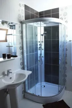 Kupatilo sa tuš kabinom i bijelim umivaonikom. - image 31