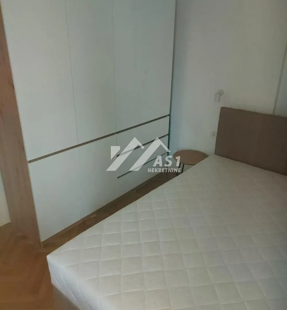 Izdavanje, dvosoban stan, 43m², Centar, Novi Sad