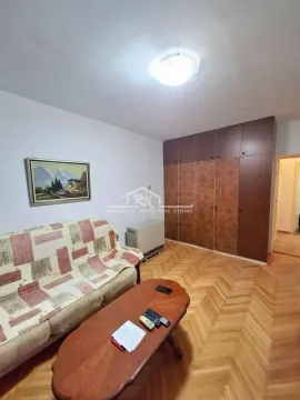 Dnevna soba sa kaučem, stočićem i ugradnim ormarom. - image 2
