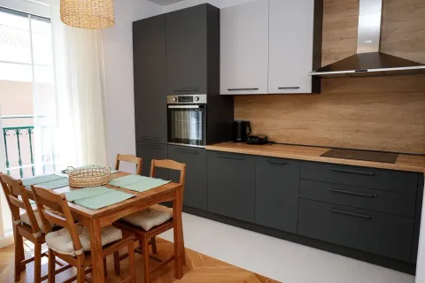 Moderna kuhinja sa trpezarijom i ugradnim elementima. - image 6