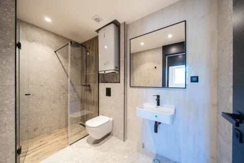 Savremeno opremljeno kupatilo sa tuš kabinom, umivaonikom i wc šoljom. - image 8