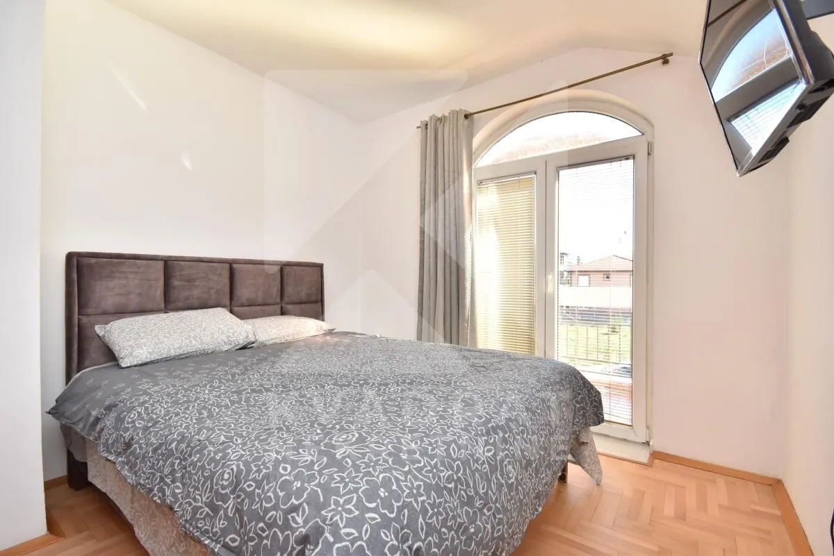 Izdavanje, četvorosoban stan, 160m², Tološi, Podgorica