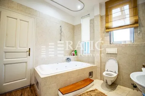 Spacious bathroom with built-in bathtub, toilet, and washbasin. - image 17