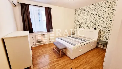 Spavaća soba sa bračnim krevetom i tapetom na zidu. - image 13