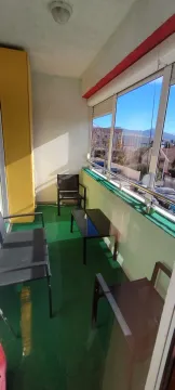 Zastakljena terasa sa garniturom za sedenje i pogledom na okolinu. - image 10