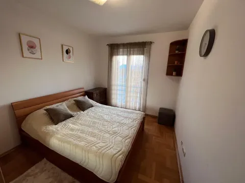 Namještena spavaća soba sa bračnim krevetom, prozorom i parketom na podu. - image 6